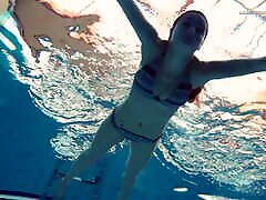 liza bubarek, une adolescente aux gros seins, nage nue dans la piscine