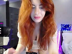una donna con una figa liscia si mostra in webcam