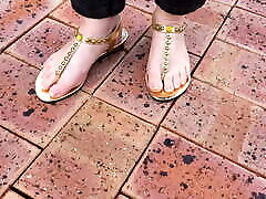 sexy piedi naturali in splendidi sandali doro