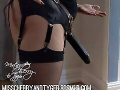 pani cherry& 039;s nowy strap-on