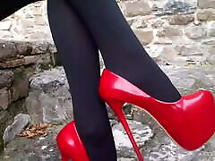 30 minutes ton mere of high heels and pantyhose