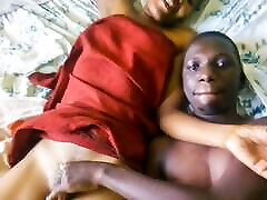 чернокожая пара снимает свой первый реальный секс на видео
