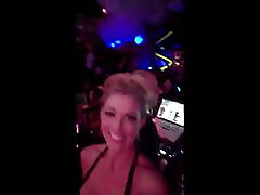 gepiercte blondine mit großen brustwarzen zeigt ihre riesigen titten in einem club