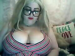 सुनहरे बालों वाली बीबीडब्ल्यू कैम पर उसके बड़े स्तन प्रदर्शित करता है
