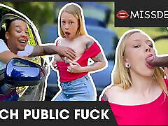 público: ¡un tío negro se folla a una adolescente blanca en su coche! missdeep.com