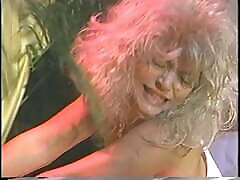la reine du porno blonde chaude des années 80 en lingerie sexy a une baise avec un gode-ceinture