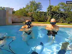 Group telugu auintys underwater with Eva Sasalka