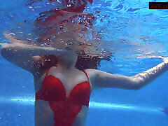 Enjoy Lina Mercury and Mia Ferrari swim naked