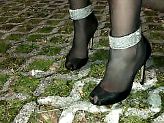 Giada mom on cloth Walk in heels