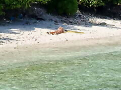 вуайеристы - голая девушка на пляже трогает киску