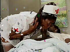 возбужденная черная медсестра скачет верхом на черном жеребце на его больничной койке