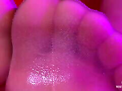 Sexy Nylon Feet In Wet Flesh-Colored knotted rope crotch walking In Big Red Bathtub