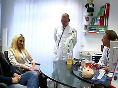 blondynka jedzie kogut w centrum medycznym