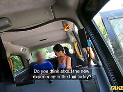 поддельное такси - красотка в бикини азия варгас раздевается на заднем сиденье такси к удовольствию водителя