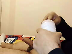 el joven prueba el nuevo juguete en la cama masajeándolo a mano y lo graba como un video