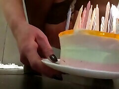 ادرار در کیک تولد و شمع جوراب ساق بلند و کفش پاشنه بلند برای بهترین تولد دوست من است