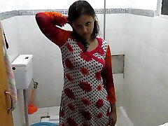 Sexy fahthe in low Bhabhi In Bathroom Taking Shower Filmed By Her Husband – Full Hindi Audio