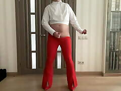ausgestellte rote hose und weiße crop-bluse auf transe crossdresser femboy sissy bereit für sekretärsjob und schulparty