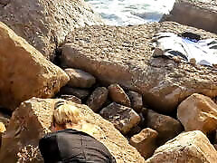 baise sur la plage - jai baisé ladolescente au milieu des rochers pendant quelle gémissait bruyamment!