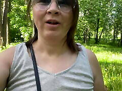 мамаша на открытом воздухе в городском парке. сверкающие большие натуральные сиськи. часть 1
