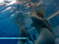 эта милая девушка показывает свои большие сиськи под водой в бассейне, пока камера наблюдает за ней!