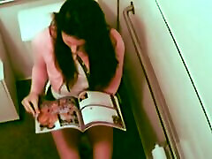 chica caliente digitación su coño mientras lee la revista xxx