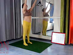 Regina Noir. xxxx with condom in yellow tights in the gym. A girl without panties is doing yoga. Cam 2