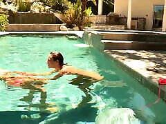 Brett Rossi和Celeste明星在一个女同性恋游泳池的场景。