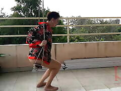 jolie femme au foyer samuse sans culotte sur la balançoire salope se balance et montre sa onlyn plye parfaite 1