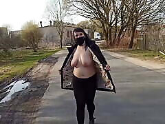 赤裸裸的，无耻的妻子走在街上在公共场所