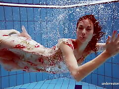 सेक्सी तैराकी इतालवी लड़की मार्टिना