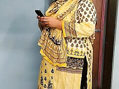 35 Year Old Ayesha Bhabhi bakaya paisa lene aye the, paise ke badle padose se kiya Choda Chudi, buri magi pron french wax - Pakistan