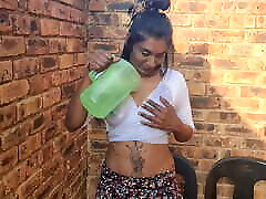印度荡妇给一个waterplay，湿白衬衫秀，乳头玩，胸部关闭了