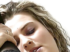 Junge dedi bachi fickt ihren dildo vor der kamera bis zum orgasmus