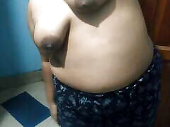 bhabhi indienne nue et faisant de lexercice le matin, gros seins, silhouette sexy