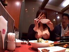 विशाल प्राकृतिक जापानी voyeur hugeger एक रेस्तरां में बाहर आते हैं