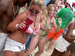 एक लड़की वास्तविकता वीडियो में एक समुद्र तट पर एक आदमी के डिक के खिलाफ उसके बट की मालिश करती है