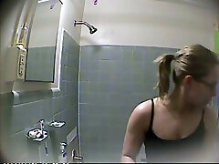 посмотри на скрытую камеру, где моя собственная жена принимает душ и сверкает сиськами