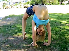 A flexible blonde natural pussy gape shows her pussy in a park