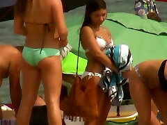 spy cam vid dalla festa in spiaggia con un sacco di affascinante bikini ladies