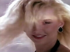 винтажная блондинка карен фостер показывает свои сиськи на камеру