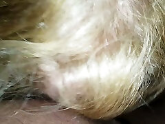 une salope mature aux cheveux blonds zélés est trop occupée à souffler une forte bite noire