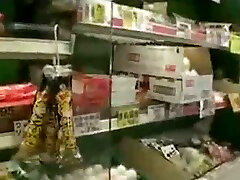 симпатичная азиатская милашка в супермаркете сверкает своими сиськами