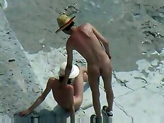 晒伤的女人得到性交doggystyle在岩石海滩-间谍视频