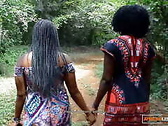 después de un paseo romántico en la jungla, las lesbianas negras se comen el coño africano