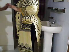 la sexy pakistanaise desi ayesha bhabhi baisée par son ex petit ami-tout en se lavant les mains dans les toilettes