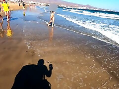 公共裸体走裸体在海滩上的业余Miaamahl