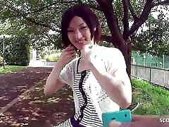 स्कीनी जापानी किशोरों की कार में अजनबियों डिक चूसना करने के लिए बरगलाया