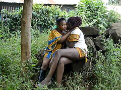 de vraies copines africaines tribales sembrassent en public pour le plaisir du voyeur