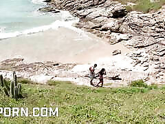 горячая бразильянка трахается с большим черным членом на пляже